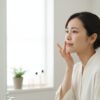 鏡で毛穴を気にする30代女性